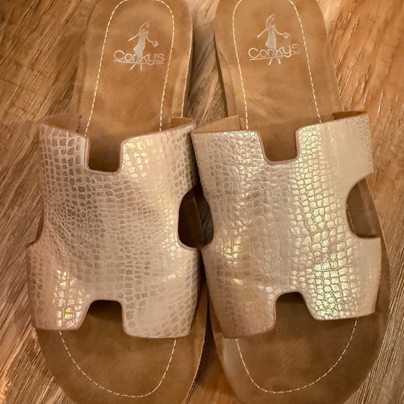 Corkys Women's Bogalusa Tan Slide Sandals Snake Metallic Excellent cond! - Picture 1 of 5